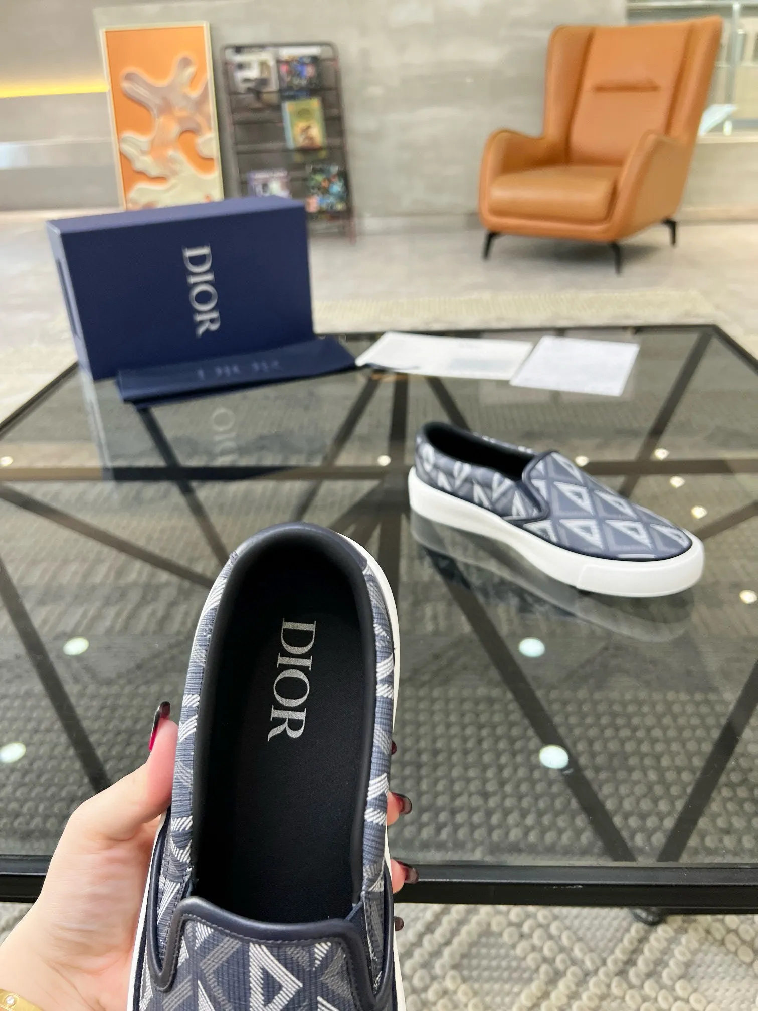 Factory price: 380💰D 🔍Top purchasing agent🇮🇹 Dior's super popular sneakers, popular sneakers, new products are synchronized with the counters. The uppers are imported cowhide from Italy. It is perfectly reproduced with complex craftsmanship that is a must-have for fashionistas. Imported soft water-dyed cowhide lining and foot pads Sole: The original sole is specially provided by the original factory, the exclusive movable molded sole is super comfortable, the original factory follows the order, 🔍🔍high quality, you can enter and exit the counter at will, welcome to compare, the code number is 39-44 (38 45 can be ordered)